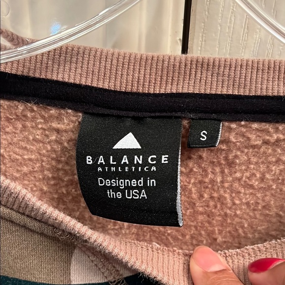 Balance Athletica Camo crew neck long sleeve crop top. Size Small - Picture 2 of 4